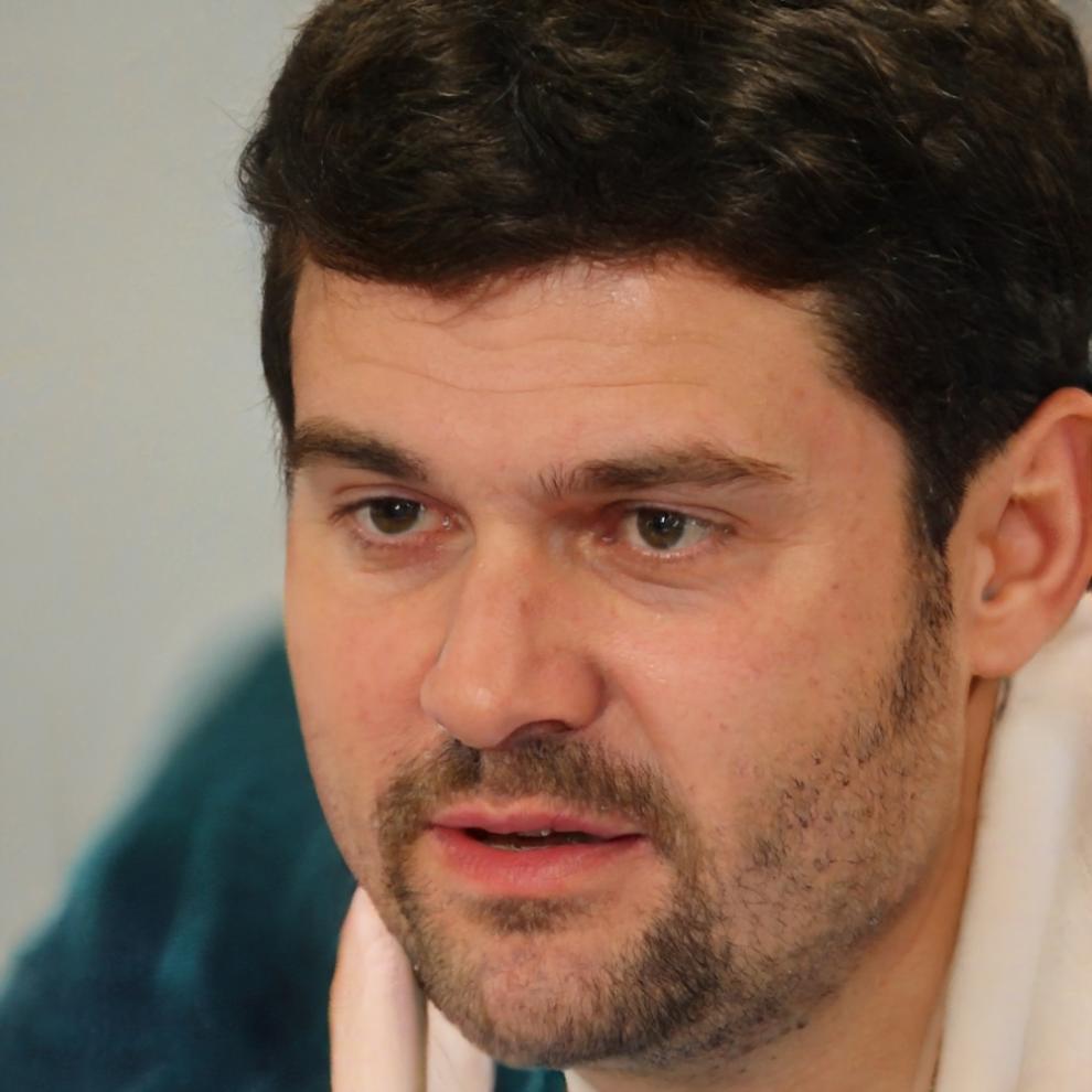 Instructor Callum Pemberton teaching personal finance strategies